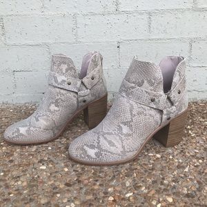 BC Footwear Miss Independent Natural Exotic Size 7